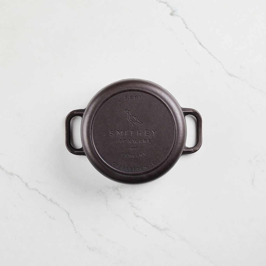 dual ergronomic handles on 5.5 quart cast iron dutch oven