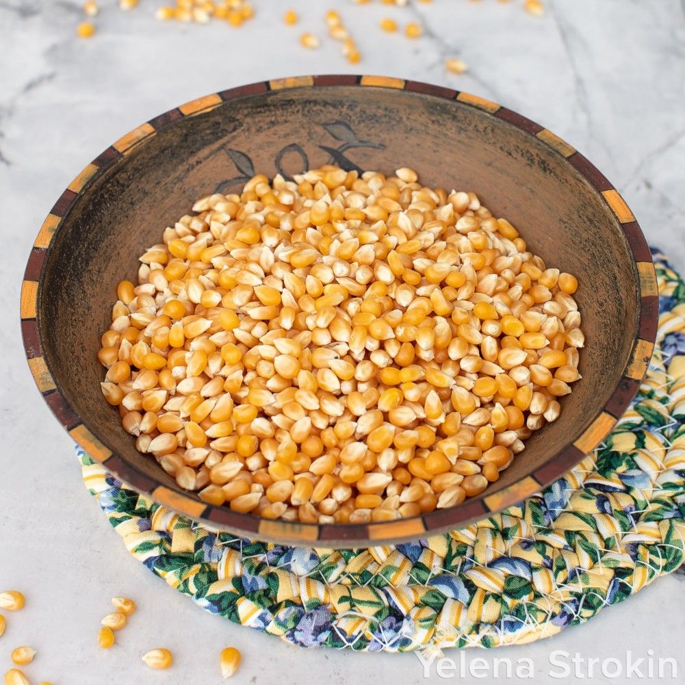 Yellow popcorn kernels for stovetop popping