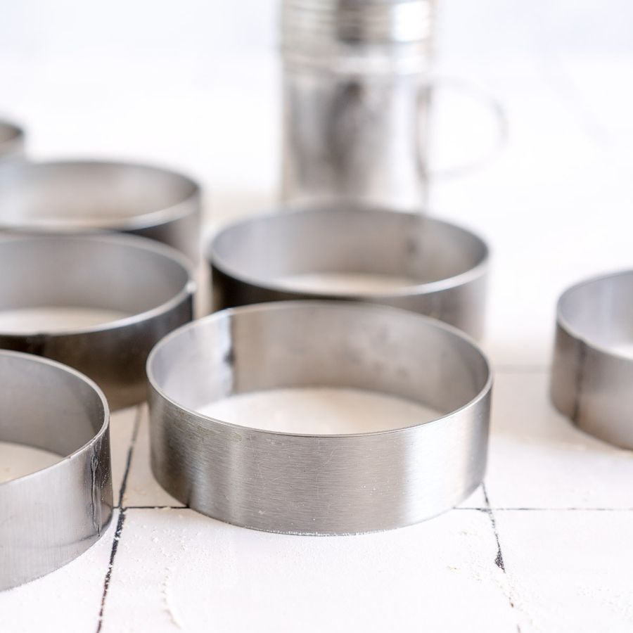 Set of four stainless rings for buns, crumpets, English muffins