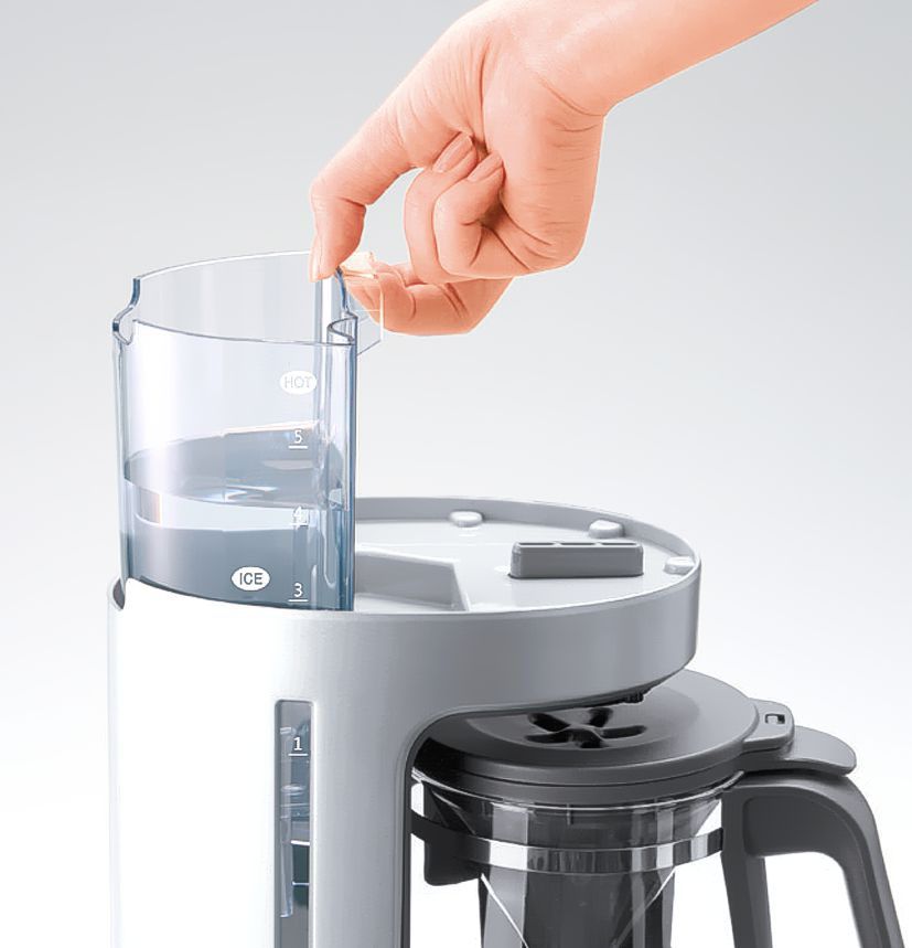 Removable water tank for easy filling of the Zutto coffee maker.