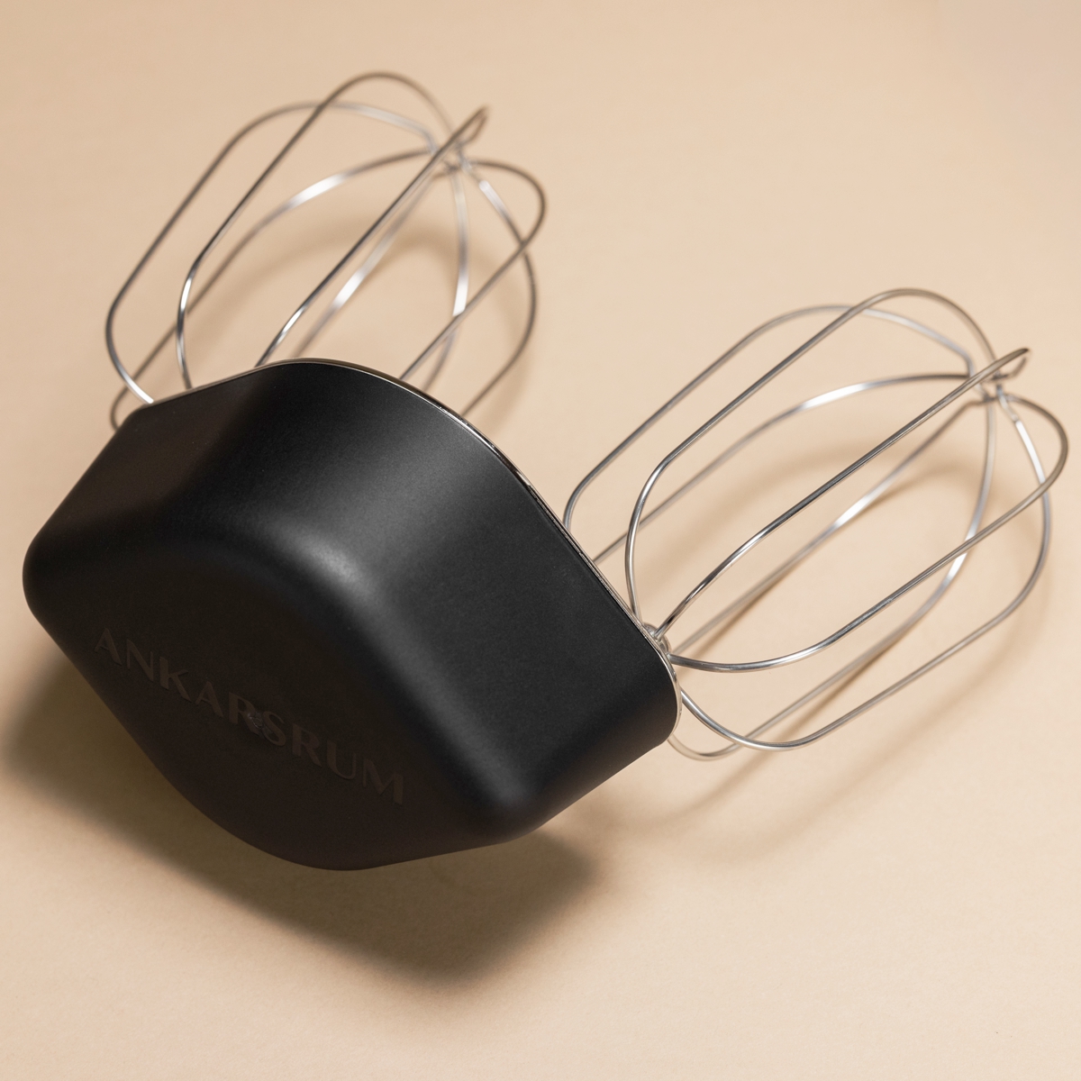 Whisk housing with solid, closed construction