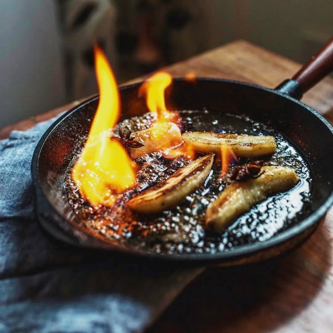 9.5 inch fry pan: bananas foster