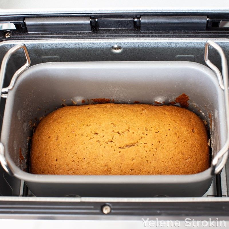 Lemon cake in breadmaker pan