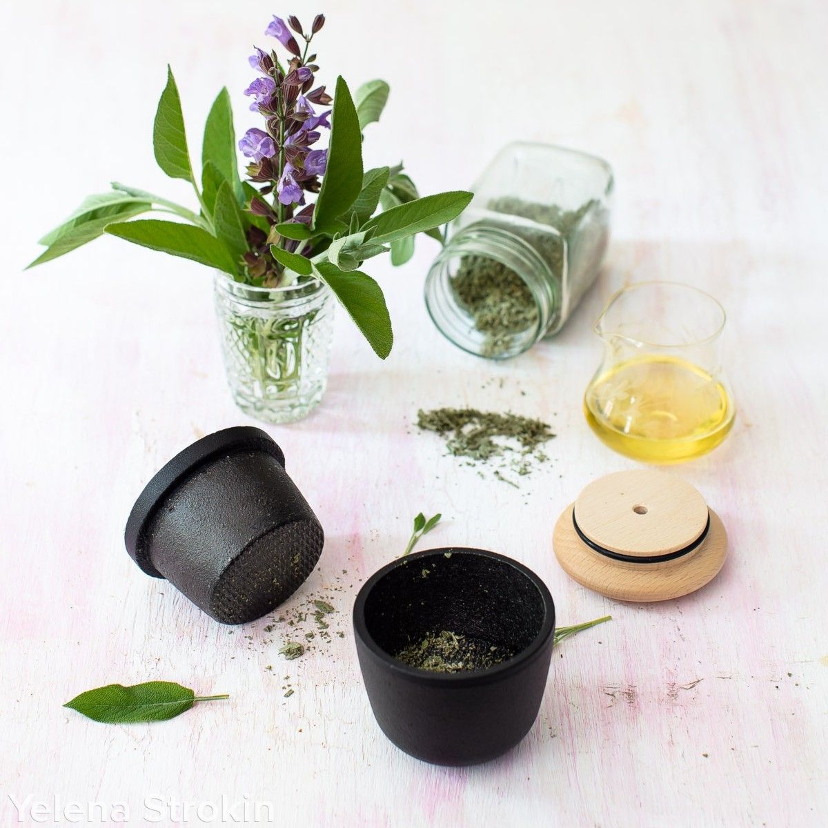 Swing mill grinds dry herbs 