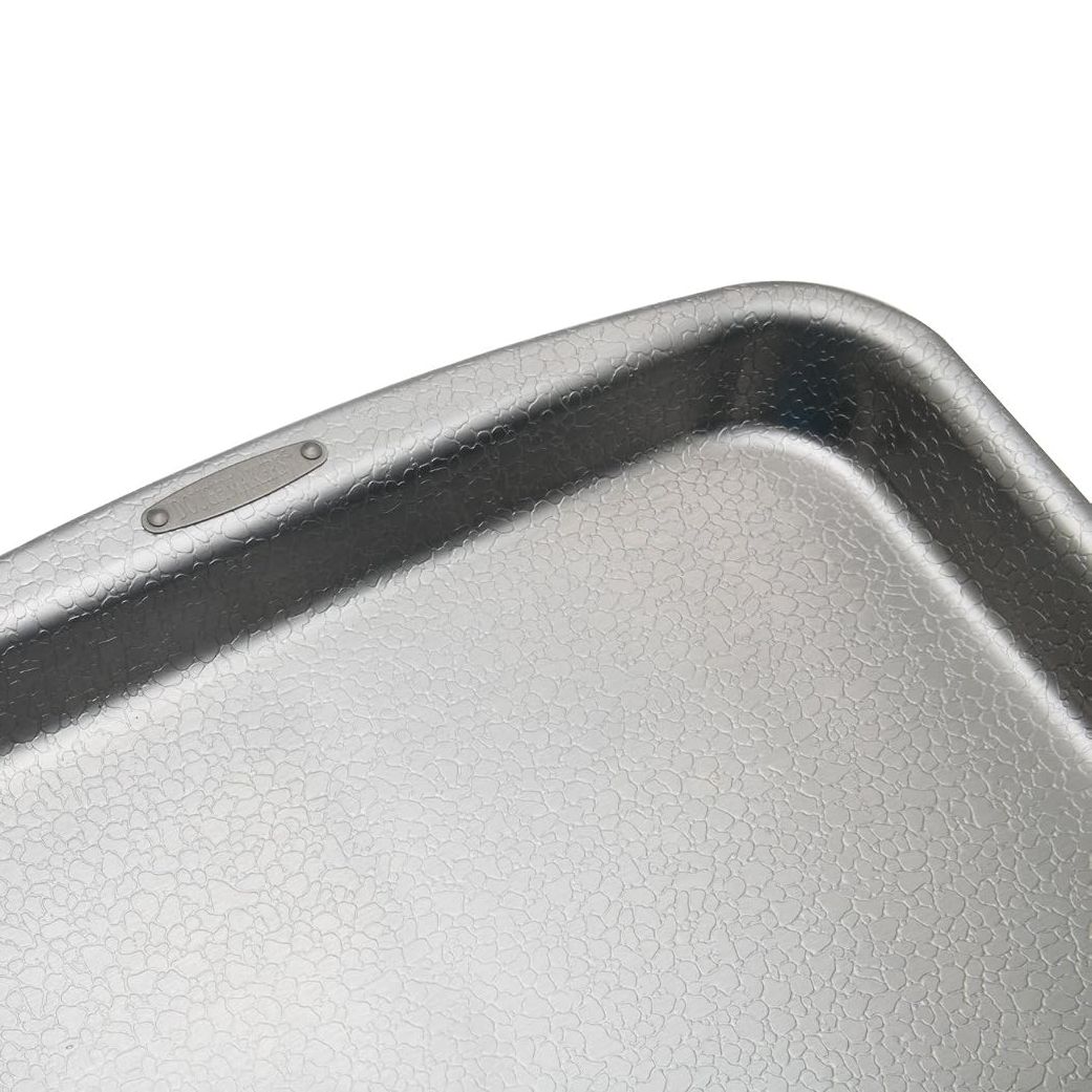 Pebble Pattern texture promotes even baking