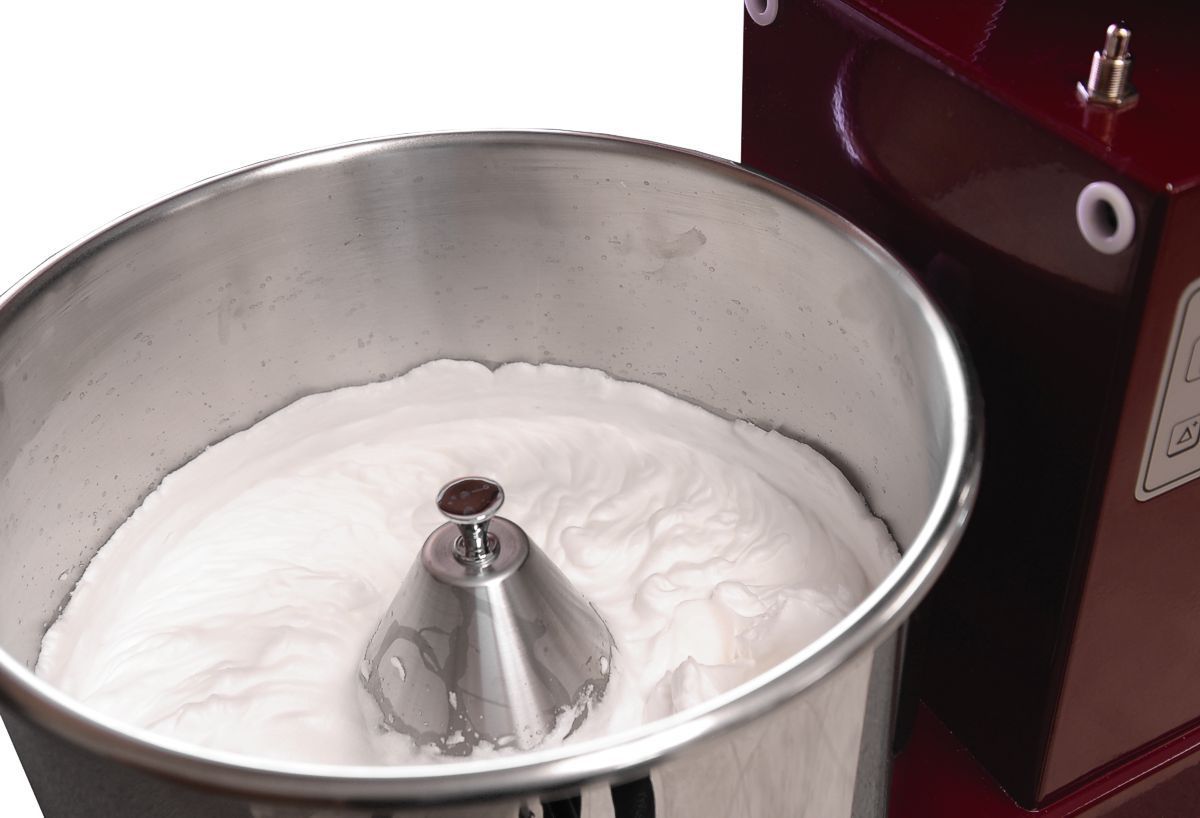 Six egg whites whipped in Haussler whip set